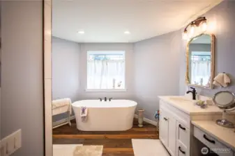 Ensuite with soaking tub