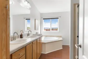 Five-piece on-suite bath