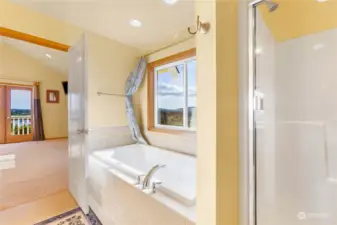 Jetted bathtub with water views, watch the sunset right from your tub