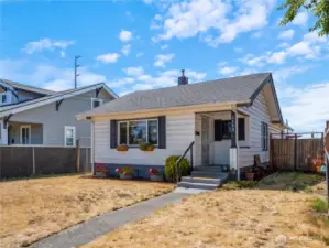 Cute home waiting for its new owner. Come on in!