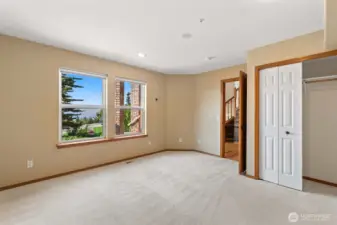 Office or a bedroom with a closet