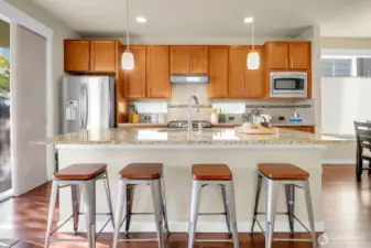 Cheerful and bright kitchen with plenty of space for all!