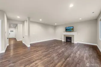 Spacious living room~