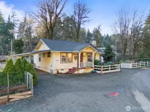 Expansive driveway providing convenient extra parking