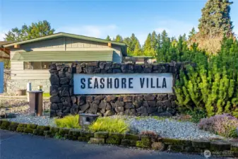 Set in a scenic coastal setting, Seashore Villa offers a welcoming 55+ lifestyle with easy access to Boston Harbor, shopping, dining, medical care, and everyday conveniences.