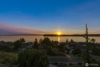 Since you look due west the sunset is always presented.