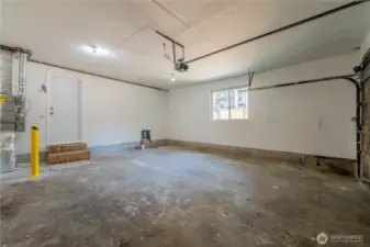 Garage w/ New gas furnace