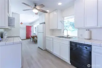 Light & Bright Kitchen with plenty of cabinet space