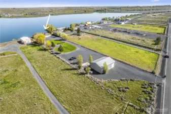 4+acre oasis on Moses Lake!