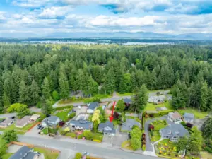 Minutes to Lake Tapps, Restaurants, Grocery Stores, and other amenities