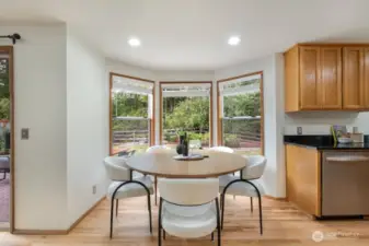 Eating nook with bay windows
