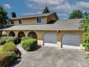 Large driveway with plenty of off street parking!