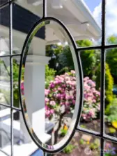 Such an unique lead-glass window design.