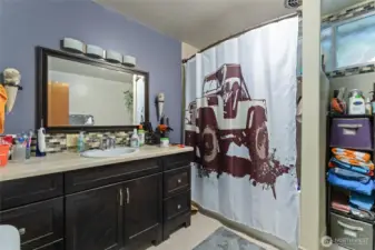 UNIT B - Bathroom