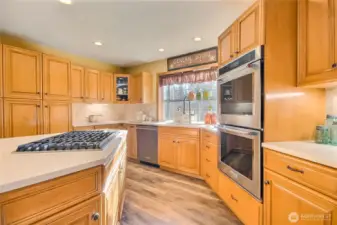 Double oven, and abundant cabinetry.