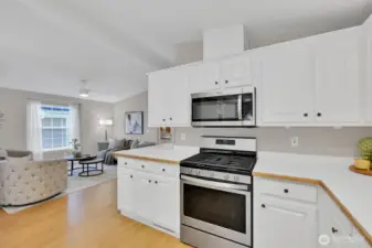 Open layout keeps everyone connected—ideal for hosting.