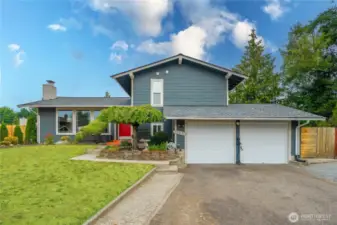 Spacious Kent East Hill 1630sf tri-level home.