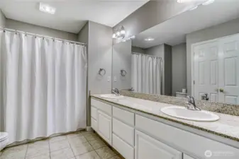 Upstairs full bathroom.