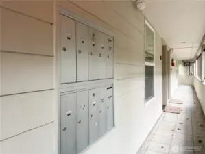 Lobby Entrance & Mailbox