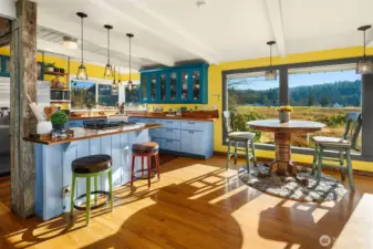 Imagine having your meals with that view as your backdrop!