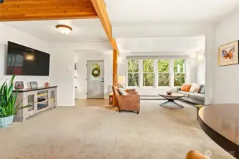 Open beams welcome you in the front door