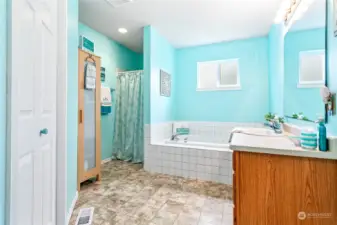 Ensuite bath w/jetted tub, shower & walk in closet
