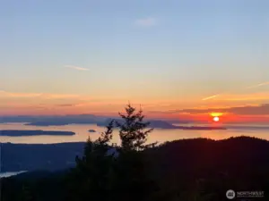 I have expereinced so many sunset views, but this one takes the prize!