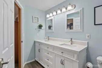 Primary bath w/double vanity