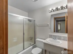 Main bath (upstairs)