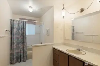 Full bathroom w/window - Main Floor