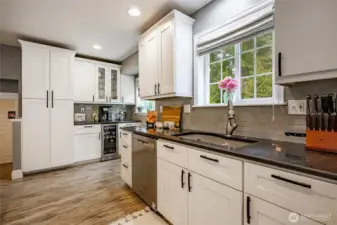 Gorgeous gourmet kitchen updated w/all the extras! Quartz counters, extra deep sink, full height tile backsplash