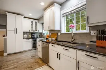 Gorgeous gourmet kitchen updated w/all the extras! Quartz counters, extra deep sink, full height tile backsplash