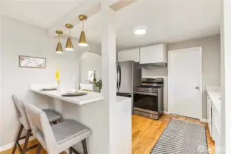 Breakfast Bar and Kitchen