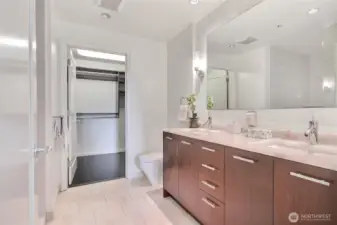 Luxurious En-suite Bathroom with Room for Two