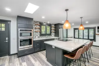 Kitchen with micro/oven combo, 5 year old stainless appliances