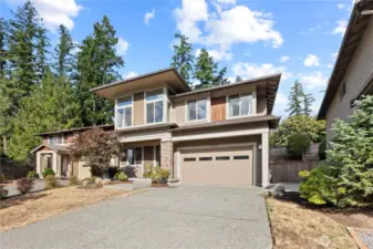 2013 Conner Homes build in a convenient sun-filled cul-de-sac near to I-90