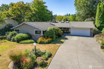 Great curb appeal. Quiet cul-de-sac, creekside mid-century in the desirable Meadowbrook neighborhood.