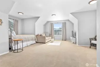 Enormous bonus room, 5th bedroom, craft room or ?