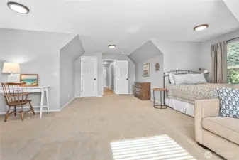 Enormous bonus room, 5th bedroom, craft room or ?