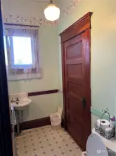 Main 1/2 Bathroom