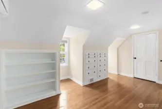 Adorable built in shelves and drawers.