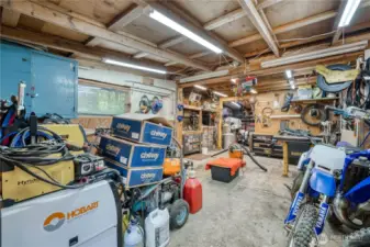 Great shop space with heat and 220V.