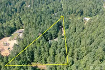 Approximate property lines showing home on nearly 2.5 acres.  Driveway enters from the top right.