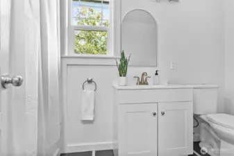 Tastefully updated full guest bathroom.