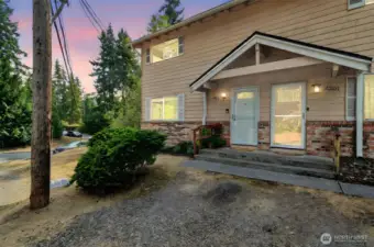 Corner townhome lives like a house!