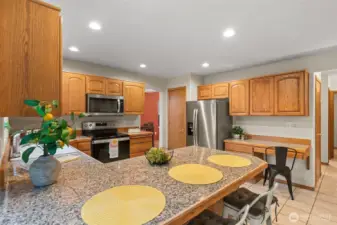 Seating area to kitchen