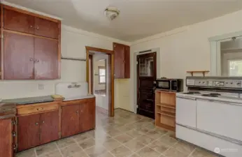 Great Kitchen & Eating Nook