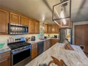 Beautiful kitchen, great counter space with large center island.