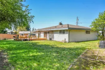 fully fenced, low maintenance yard