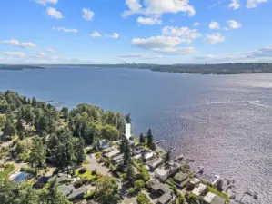 Enjoy year-round sunsets and easy access to Kirkland’s vibrant downtown, Juanita’s waterfront charm, and excellent Lake Washington schools.